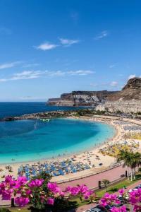 een strand met een groep mensen en de oceaan bij Moderno estudio en la playa de las Canteras in Las Palmas de Gran Canaria