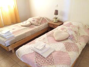 1 dormitorio con 2 camas individuales y toallas. en le Mirador, en Courzieu