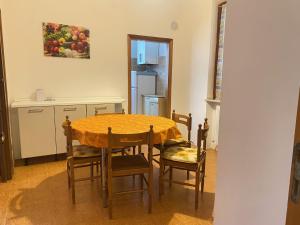 een keuken met een tafel en stoelen in een kamer bij Bilocale 4 posti terrazza posto auto in Numana