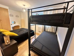 ロンドンにあるBermondsey apartmentのベッドルーム1室(二段ベッド2組付)