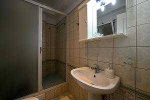 A bathroom at Marine Luxury Apartment Kalamata