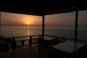 卡拉夫的住宿－Gavdos Panorama，从游轮甲板上欣赏日落美景