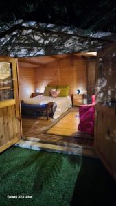 um quarto com uma cama numa casa de madeira em CASA DE LA PRADERA em Arucas