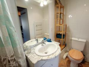 y baño con lavabo, aseo y espejo. en Maison de village, en Mollans-sur-Ouvèze