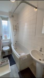 Covent Garden 2 Bed Apartment في لندن: حمام مع حوض ومرحاض ومغسلة