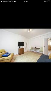 A bed or beds in a room at Covent Garden 2 Bed Apartment