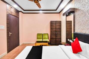 - une chambre avec un lit et deux chaises vertes dans l'établissement HOTEL SORMISTHA RESIDENCY, à Āsansol