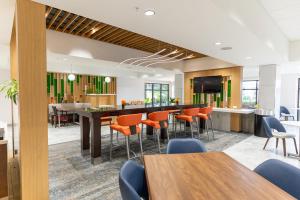 an office lobby with a bar with chairs and tables at Hampton Inn Knoxville-West At Cedar Bluff in Knoxville