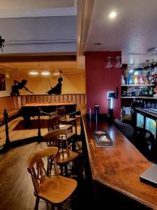 西布羅姆維奇的住宿－Xtasia Adult Hotel - Adults Only，酒吧配有桌椅和钢琴