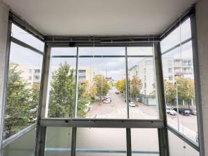 una grande finestra in un edificio che guarda fuori da una strada di Hyvät löylyt ja mahtavat unet! Merenranta- loistavat yhteydet- 4 nukkujaa! a Helsinki