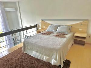 Saint Sebastian Flat 603- Com Hidro! até 3 pessoas, Duplex, no centro客房内的一张或多张床位