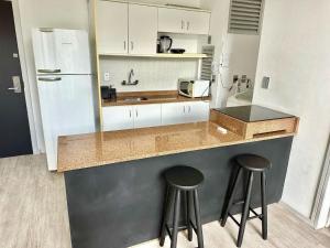 Saint Sebastian Flat 603- Com Hidro! até 3 pessoas, Duplex, no centro的厨房或小厨房