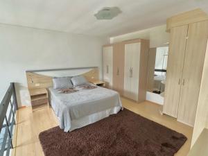 Saint Sebastian Flat 603- Com Hidro! até 3 pessoas, Duplex, no centro客房内的一张或多张床位