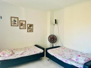 two beds sitting next to each other in a room at Santa Marta Apartamentos Salazar - Nuevo Rodadero in Santa Marta