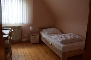 Schauren的住宿－Hunsrück，一间小卧室,配有床和窗户