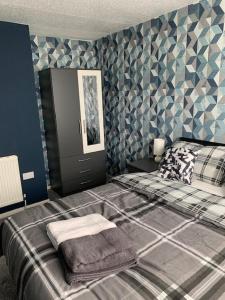 Tempat tidur dalam kamar di Impeccable 3-Bed House in Birmingham