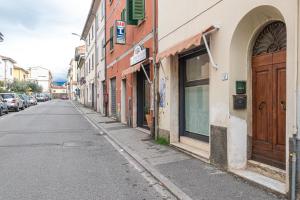 an empty street in a city with buildings at Nel cuore del rione del Drago in Pistoia