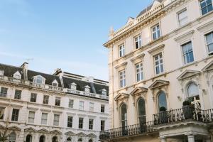 a row of white buildings next to each other at Sonder The Gilbert in London