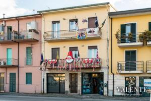 ein Gebäude mit einem Weihnachtsmannzeichen darauf in der Unterkunft Viareggio - Via Pisano 61 Valente Italian Properties in Viareggio