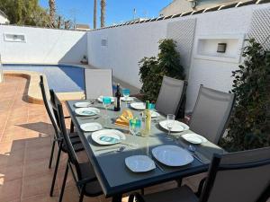 ロス・アルカサレスにある3 bed villa, large private pool 10 mins walk from beach and amenitiesの青いテーブル(パティオにてお皿を並べて楽しめます)