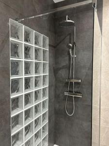 ロス・アルカサレスにある3 bed villa, large private pool 10 mins walk from beach and amenitiesのバスルーム(ガラス張りの壁のシャワー付)