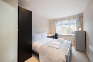 Un pat sau paturi într-o cameră la 2 Bedroom Flat in Shoreditch