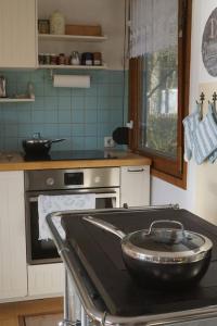 Een keuken of kitchenette bij Ländliches Gartenhaus mit Kamin und Naturpanorama