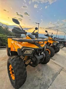 un grupo de cuatro ATV estacionados junto al océano en Zoi Eco Hotel, en Manizales