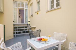 - une table avec un bol de fruits sur la terrasse dans l'établissement Apartament with a terrace in the heart of Lisbon, 300, à Lisbonne