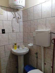 a bathroom with a toilet and a sink at CG ALQUILERES in Tacuarembó