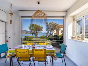 uma sala de jantar com uma mesa e cadeiras amarelas em Apartment L'Estelan-1 by Interhome em Le Lavandou