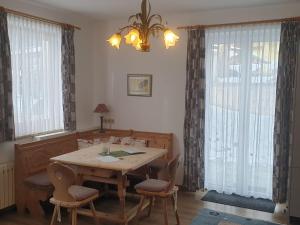 jadalnia z drewnianym stołem i krzesłami w obiekcie Apartment Edelweiss-1 by Interhome w mieście Werfenweng