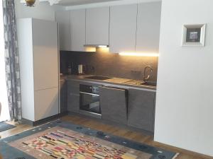 ヴェルフェンヴェンクにあるApartment Edelweiss-1 by Interhomeのキッチン(白いキャビネット、コンロ付)