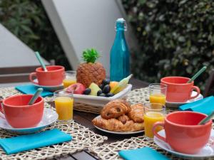 - une table avec un petit-déjeuner composé de fruits et de jus de fruits dans l'établissement Apartment Les Flamants Roses-1 by Interhome, à La Grande Motte