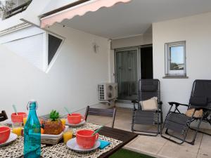 - une table avec de la nourriture dans le salon dans l'établissement Apartment Les Flamants Roses-1 by Interhome, à La Grande Motte