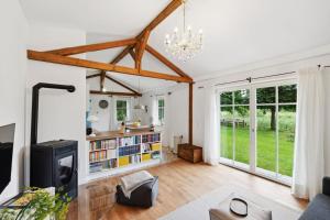 Una sala de estar con chimenea y televisión. en Idylisches Cottage mit Reh, en Wörthsee