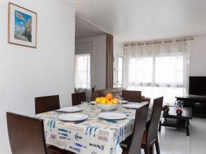 una mesa de comedor con un tazón de naranjas. en Apartment Emporda-1 by Interhome, en Llançà