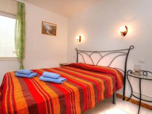 een slaapkamer met een bed met twee handdoeken erop bij Apartment Emporda-1 by Interhome in Llança