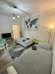 sala de estar con 2 camas y TV en Inalpi Arena ex Pala Alpitour Stadio Olimpico SEBA159, en Turín