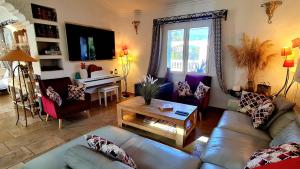 sala de estar con sofá y mesa en Villa Elisa, un paradis à Figari, en Figari