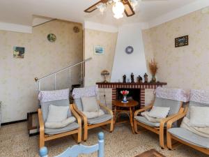 sala de estar con sillas y chimenea en Apartment Cathy-2 by Interhome en Llançà