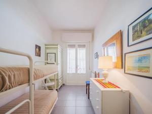 una camera con 2 letti a castello e una scrivania di Apartment La casa della ceramista by Interhome a Viareggio