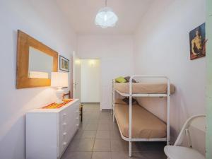 Piccola camera con letto a castello e scrivania. di Apartment La casa della ceramista by Interhome a Viareggio