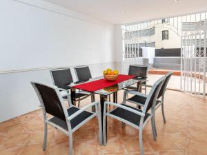 una mesa de comedor con sillas y un bol de fruta. en Holiday Home Del Sol by Interhome en Salou