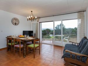 comedor con mesa y sillas y balcón en Apartment Sarnella by Interhome, en Llançà
