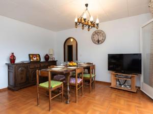 Televízia a/alebo spoločenská miestnosť v ubytovaní Apartment Sarnella by Interhome + 10 fotografií