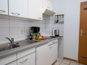 eine Küche mit einer Spüle und einer Arbeitsplatte in der Unterkunft Apartment Küstennebel by Interhome in Norddeich