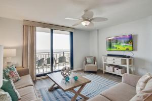 un soggiorno con divano e TV di Mer Sea by AvantStay Ocean View w Community Pool Access a Isle of Palms