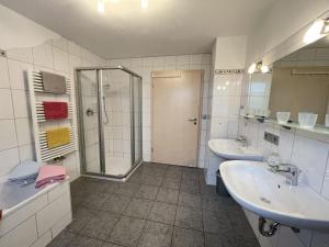 y baño con 2 lavabos y ducha. en Holiday Home Martin by Interhome en Wald