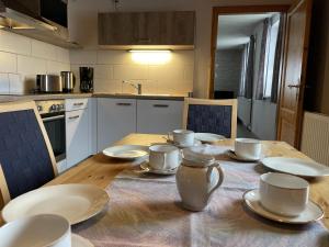 una cocina con una mesa de madera con platos. en Holiday Home Martin by Interhome, en Wald 30 fotos más